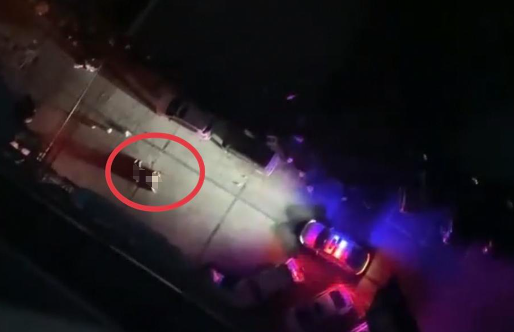 網友拍攝到「跳樓砸死人」的案發現場。   圖:翻攝自紅星新聞