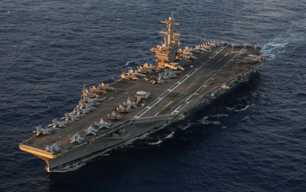 美軍第7艦隊核動力航空母艦林肯號（圖）與日本海上自衛隊今年4月正在日本海進行聯合軍演。   圖：取自facebook.com/USSLincoln