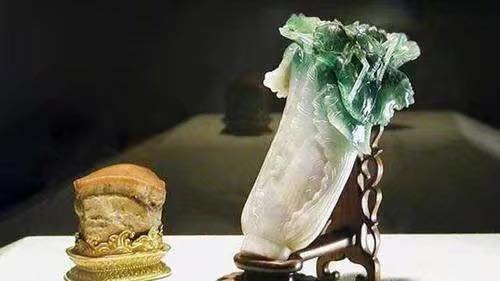故宮國寶肉形石（紅燒肉）與翠玉白菜，菜葉頂端還停留了蟈蟈與蝗蟲。   圖：翻攝自矢板明夫臉書