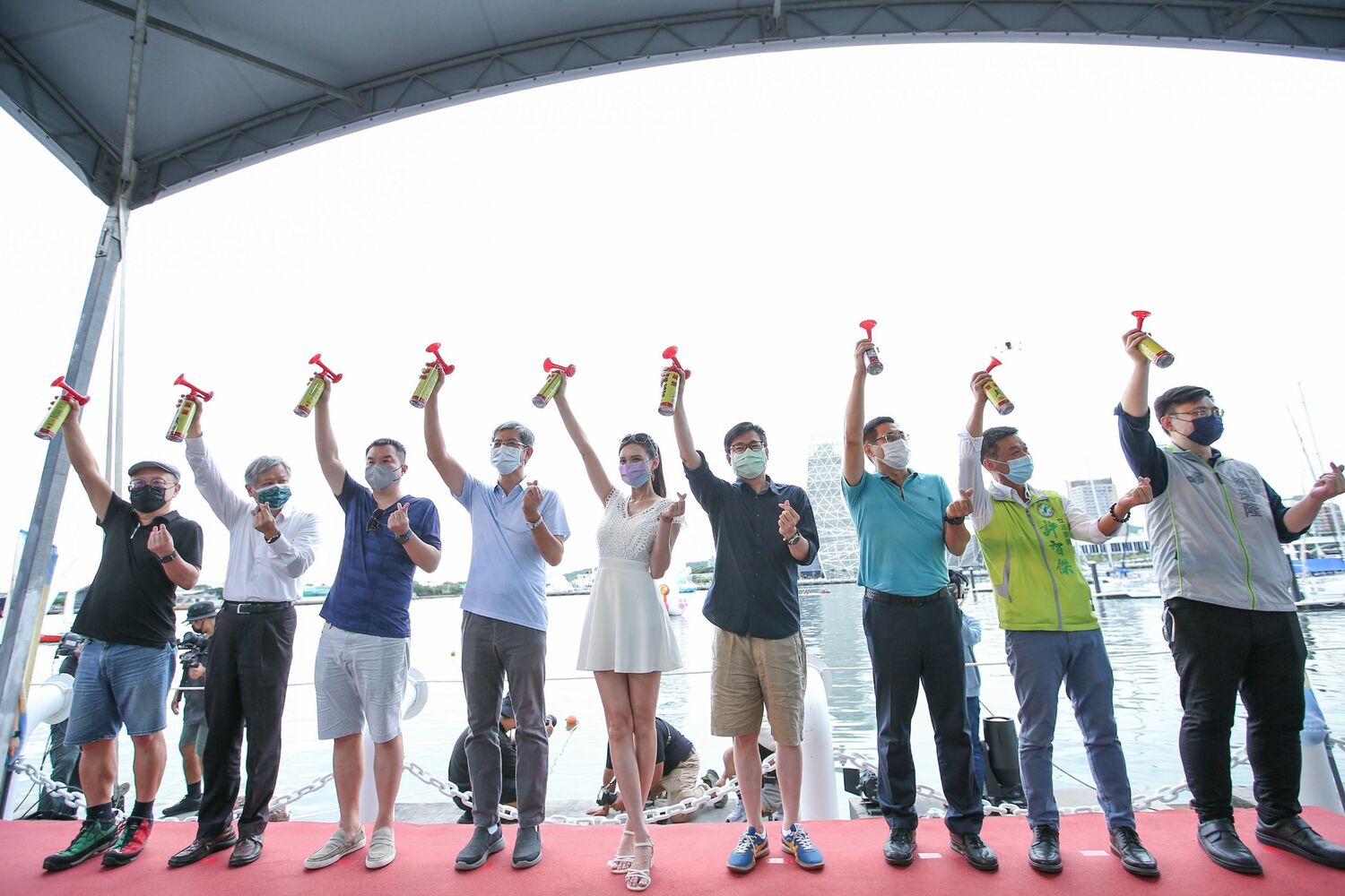 陳其邁(右四)與來賓為愛河灣競速賽鳴槍。   圖：高雄市政府提供