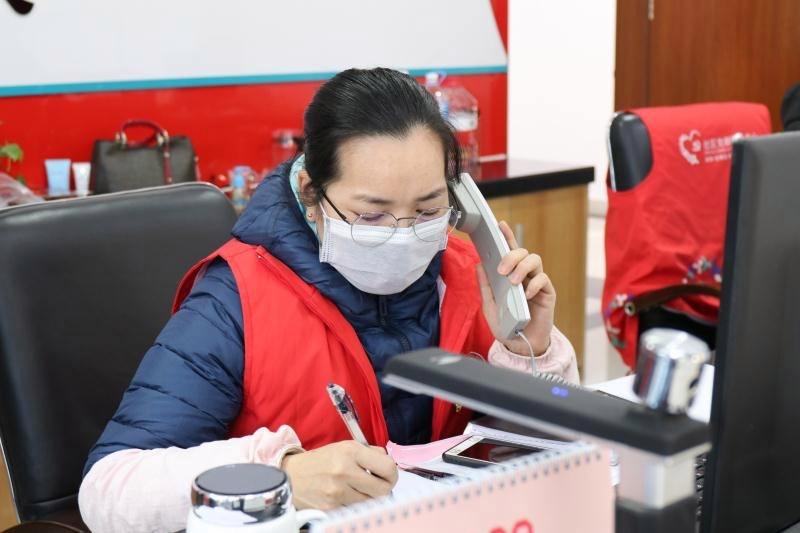 中國式問題解決法! 三亞防疫專線將電話設「佔線」還有人執勤時打牌賭博