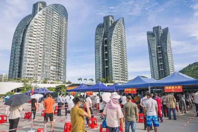 中國式問題解決法! 三亞防疫專線將電話設「佔線」還有人執勤時打牌賭博