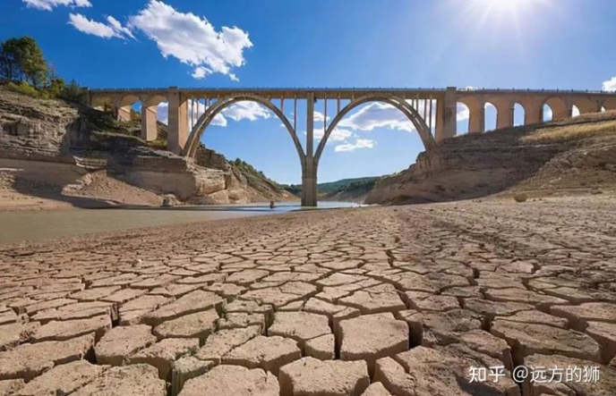 歐盟多個國家及英國今年皆面臨嚴重乾旱，許多河床都已見底。   圖 : 翻攝自知乎/遠方的獅