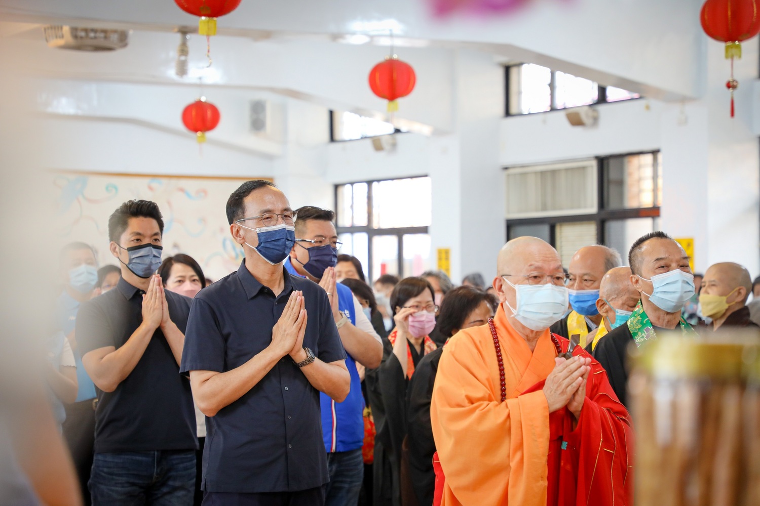 國民黨主席朱立倫、台北市長參選人蔣萬安出席臨濟護國禪寺祈福法會。   圖：國民黨文傳會/提供