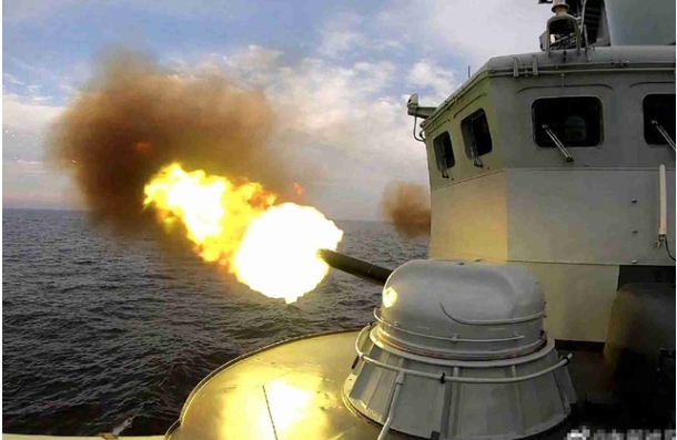 解放軍戰艦發射火砲。   圖 : 翻攝自解放軍東部戰區