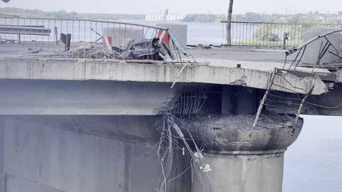 Ukrainian officials said that three bridges, including the Kakhovka Bridge, were destroyed recently, hindering the transportation of Russian heavy military equipment and the supply of ammunition on the right bank of the river. The Russian army is using the only remaining transportation route to evacuate. Picture: Retrieved from Twitter @IntelCrab (file photo)