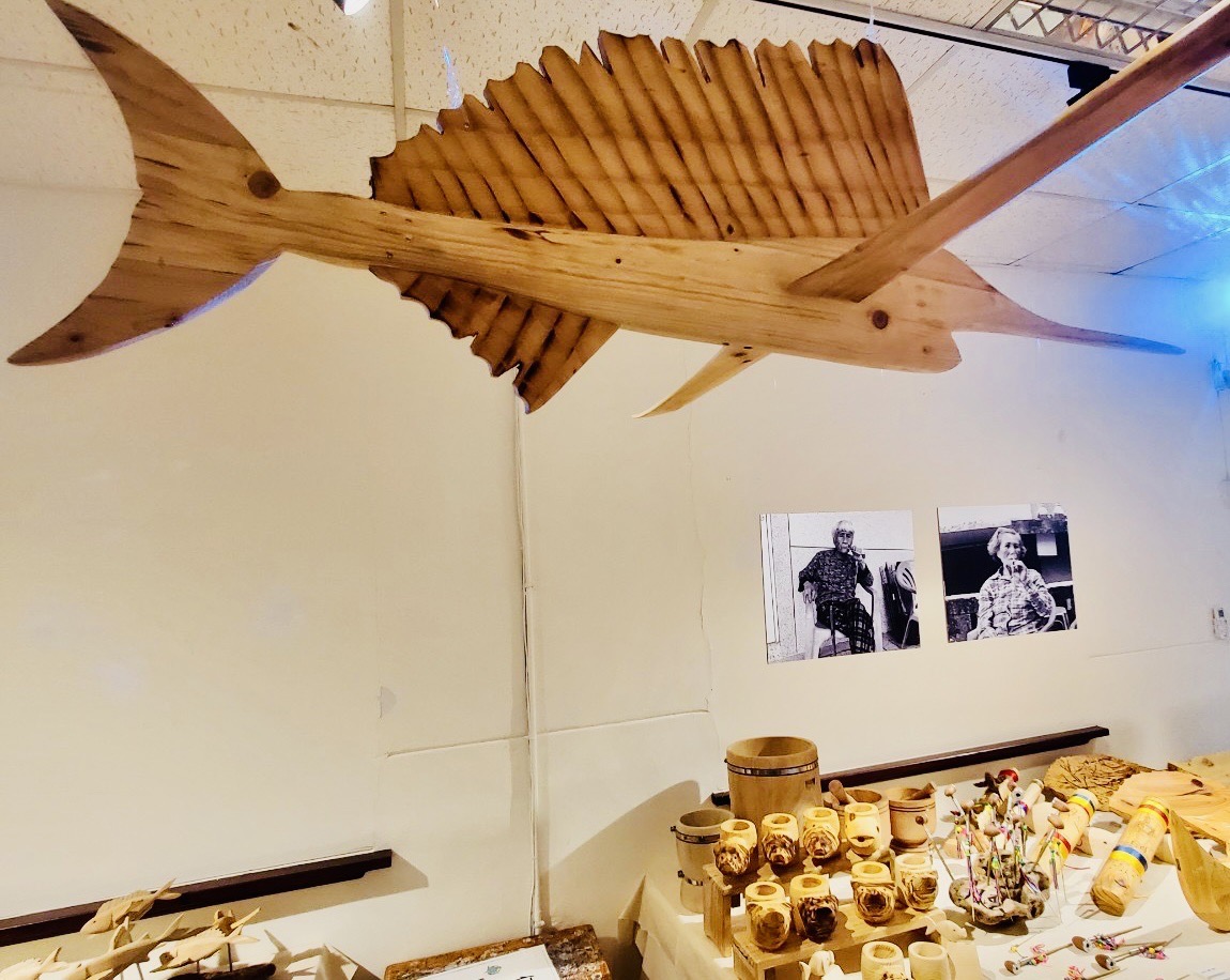 現場巨大的裝飾魚像是飛機飛過展間般逗趣，同時展現阿美族人的海洋狩獵文化－射魚（Micinko／Mipacin）。   圖：林銘鋒Oen ciyang提供