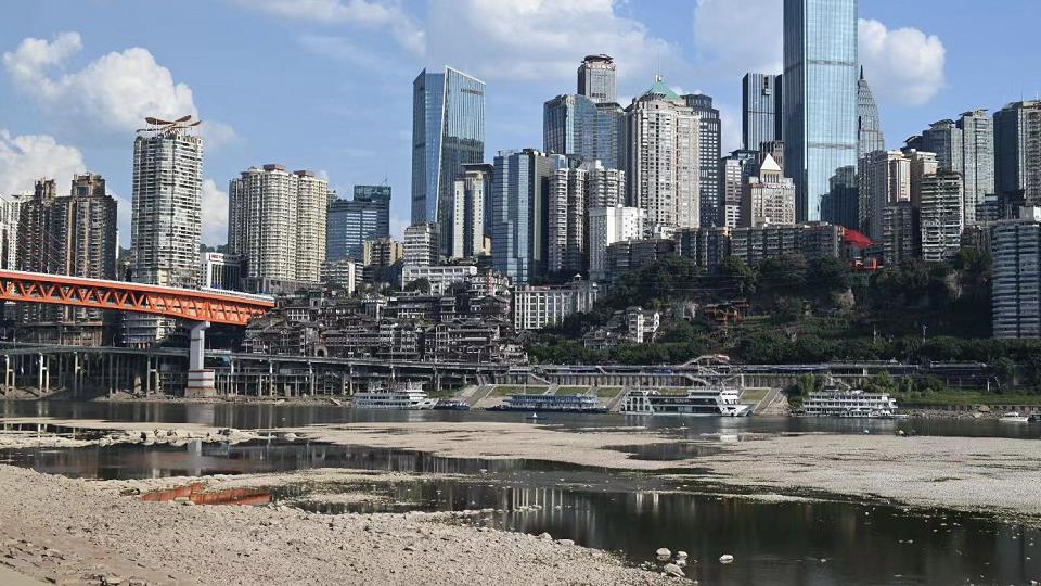 極度高溫 網傳重慶嘉陵江被「曬乾」？ 整片河床露出 專家這樣說...