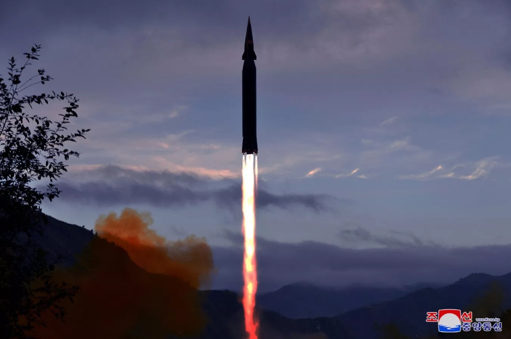 南韓軍方探測到北韓17日凌晨向朝鮮半島西部海域發射2枚巡航導彈。   圖：翻攝朝中社(資料畫面)