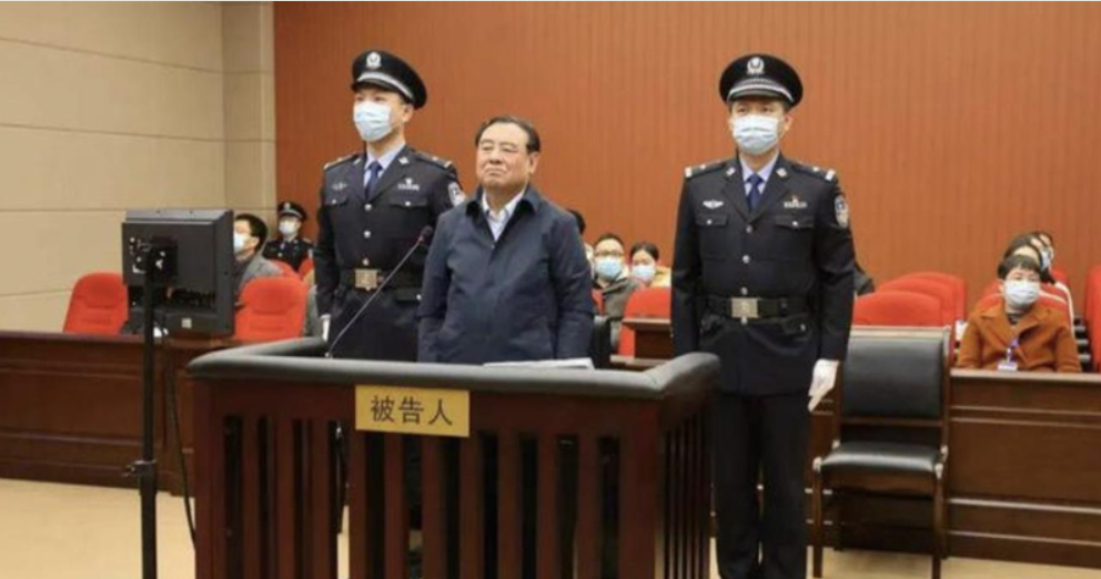 史文清日前因收賄、非法持有槍枝，被判死刑，緩期二年執行，此為受審畫面。   圖:翻攝自網易網