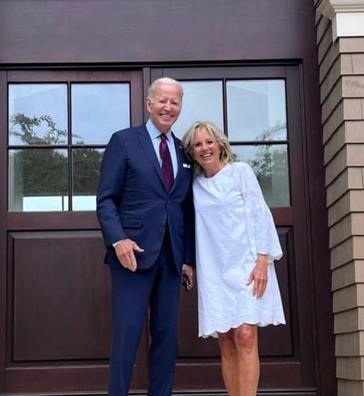 美國總統拜登（左）與妻子吉兒在南卡羅萊納州度假期間，傳出吉兒確診，拜登連續檢測都是陰性，吉兒至少要再隔離5天。   圖：翻攝自吉兒臉書