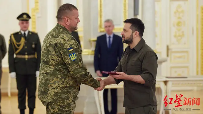 烏克蘭武裝部隊總司令瓦列里·扎盧日內(左)與總統澤連斯基(右)。   圖:翻攝自紅星新聞