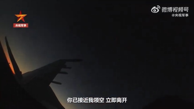 中國《央視軍事》昨(18)日晚間在微博發布影片,稱共軍東部戰區海軍航空兵「海空雄鷹團」在夜間空戰對抗訓練時,一架不明國籍的飛機飛向中國領空。 圖:擷取自《央視軍事》微博影片 中國《央視軍事》昨(18)日晚間在微博發布影片,稱共軍東部戰區海軍航空兵「海空雄鷹團」在夜間空戰對抗訓練時,一架不明國籍的飛機飛向中國領空。 圖:擷取自《央視軍事》微博影片