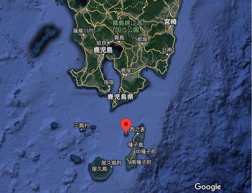 日本開發馬毛島(圖標位置)為駐日美軍航艦艦載機「陸地模擬航空母艦甲板起降訓練」整備地，傳已派出2艘工程船開始作業。   圖：翻攝Google Map