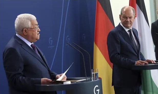 巴勒斯坦總統阿巴斯(左)和德國總理蕭茲(右)。   圖:翻攝自環球網