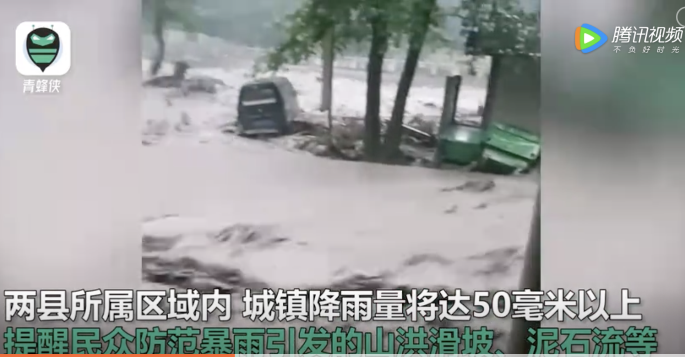 四川綿陽市區發生強降雨引發土石流，水流湍急，部分地區因而產生石塊掉落。   圖：翻攝自騰訊視頻