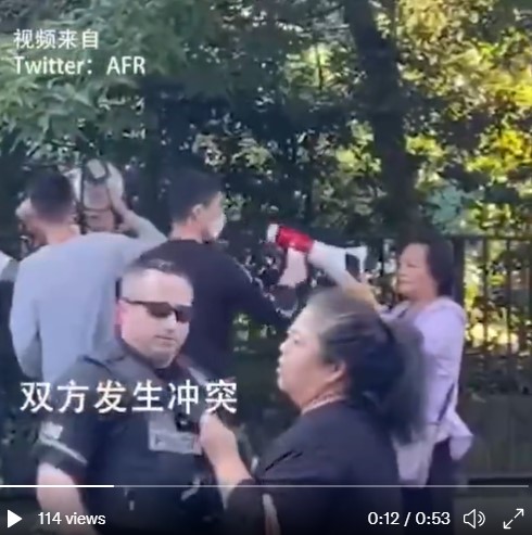 有民眾到中國駐美大使館示威抗議,卻反遭工作人員怒罵、起衝突。 圖:翻攝自推特 有民眾到中國駐美大使館示威抗議,卻反遭工作人員怒罵、起衝突。 圖:翻攝自推特