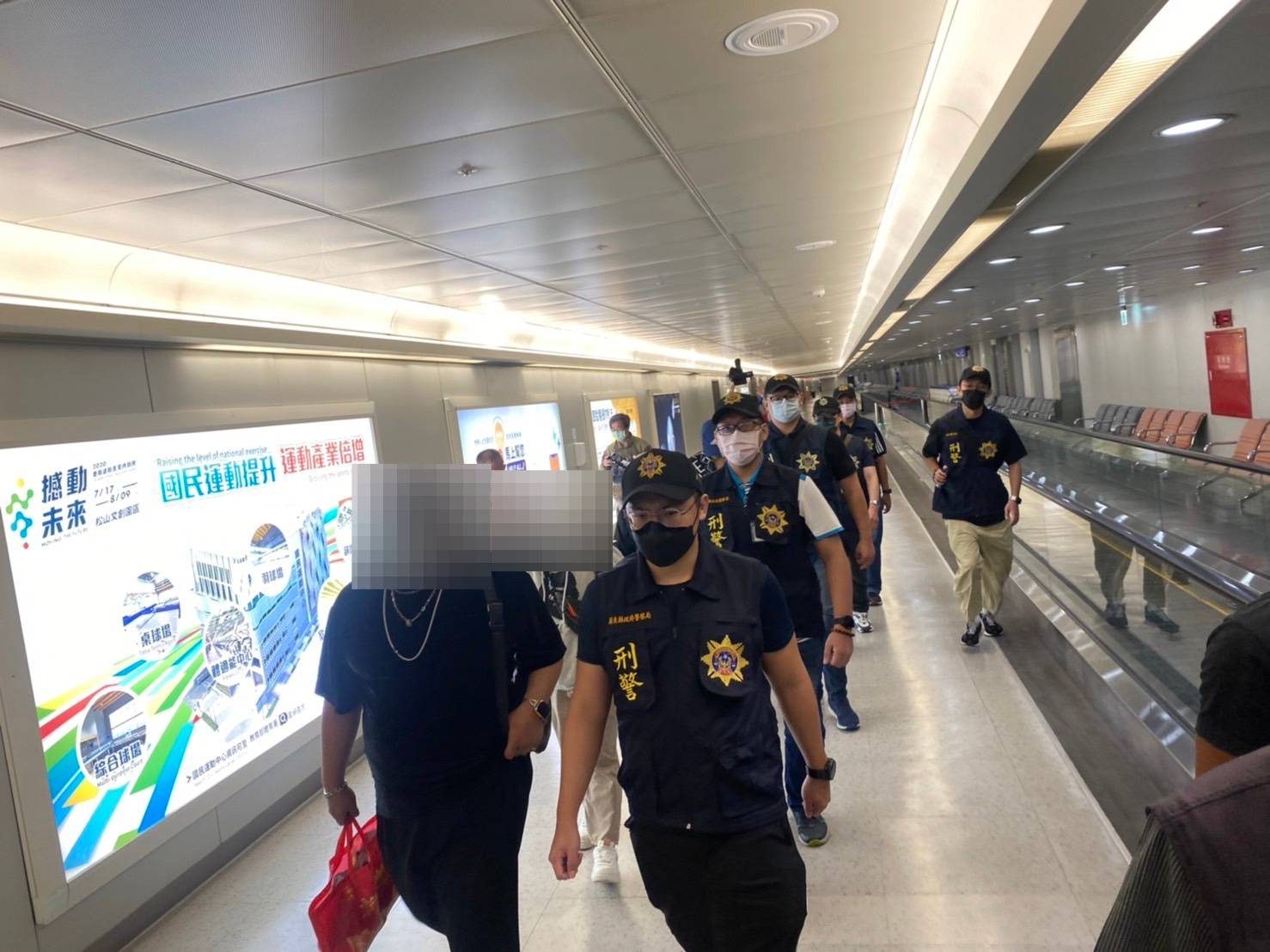 柬埔寨詐騙事件頻傳，香港作家指出，中國是東南亞詐騙犯輸出大國。（圖為民進黨原住民立委伍麗華在公、私部門協力合作下成功救出5位民眾）   圖：警政署刑事警察局提供