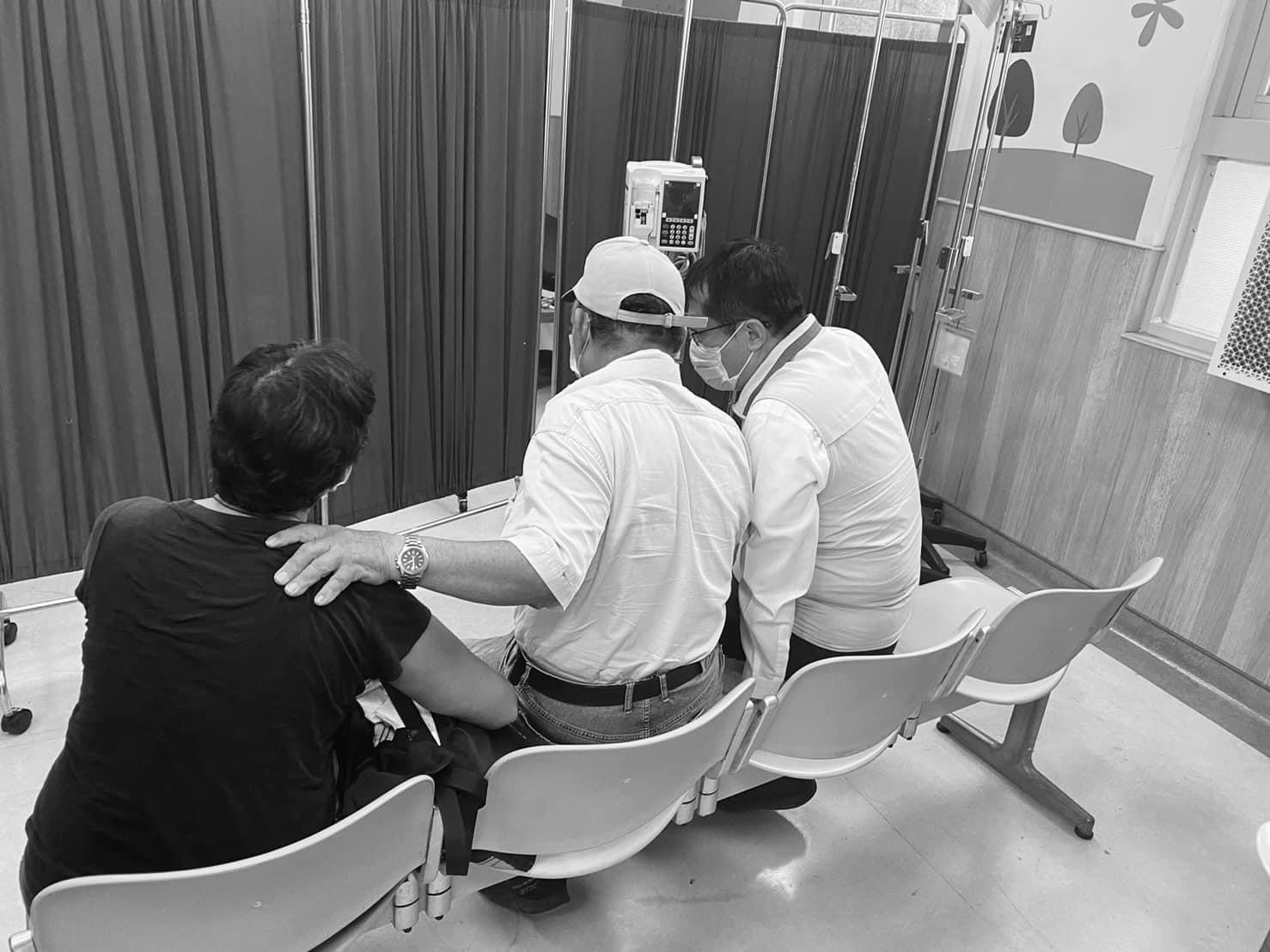 台南市長黃偉哲前往安南醫院探視凃姓員警，無奈仍宣告無治，當場慰問家屬。 台南市政府提供台南市長黃偉哲到安南醫院探視涂姓員警，但搶救不治，他當場慰問家屬，強調將從優撫卹並全力協助善後，台南市警局已全力緝兇偵辦。 圖：台南市政府提供台南市長黃偉哲到安南醫院探視涂姓員警，但搶救不治，他當場慰問家屬，強調將從優撫卹並全力協助善後，台南市警局已全力緝兇偵辦。 圖：台南市政府提供