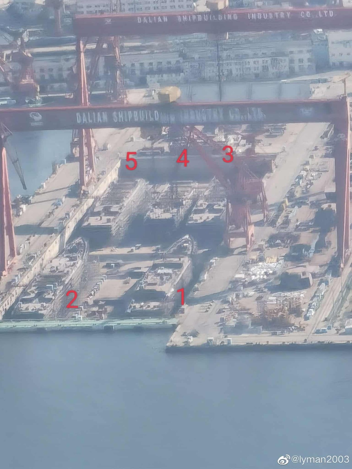 中國大連船舶重工集團一處船廠被拍到5艘處於不同建造階段的「052DL」型飛彈驅逐艦正在施工。   圖：翻攝@lyman2003微博