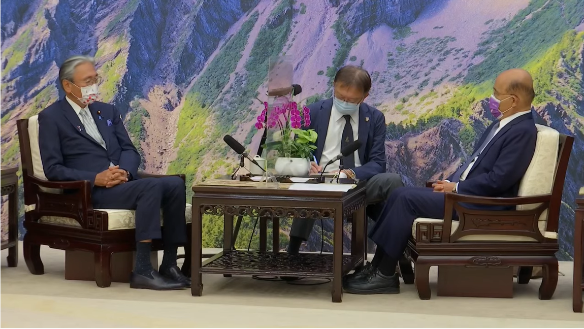 日本國會友台團體「日華議員懇談會」會長、自民黨眾議員古屋圭司與日華懇事務局長、自民黨眾議員木原稔22日抵台訪問，下午5時拜會行政院長蘇貞昌。   圖：擷自直播畫面（資料照）