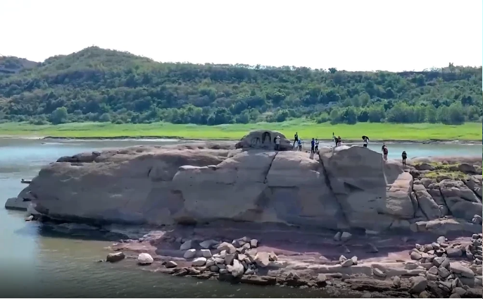位於江心島上的摩崖造像   圖:翻攝自彭湃新聞