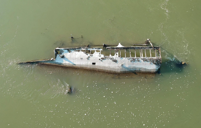 當地時間 2022 年 8 月 17 日，匈牙利西北部的瓦莫薩巴迪附近，一艘二戰期間沉沒的船隻的殘骸顯露。   圖:翻攝自彭湃新聞