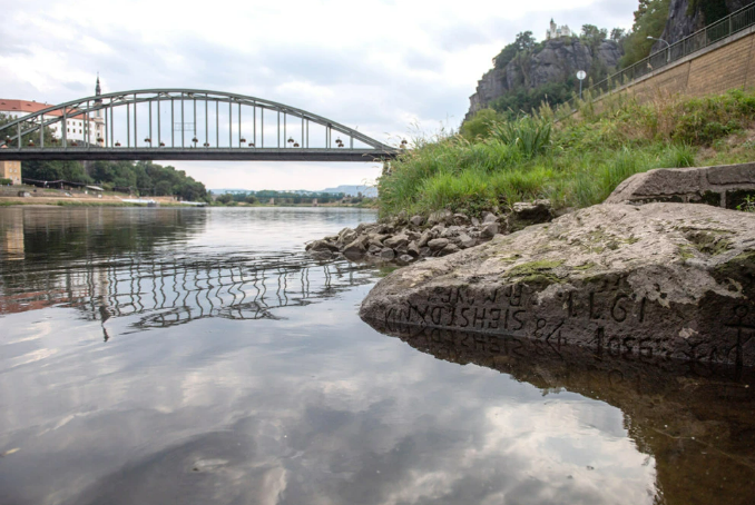 當地時間 2022 年 8 月 18 日，捷克德辛，易北河飢餓之石上的銘文清晰可見。   圖:翻攝自彭湃新聞