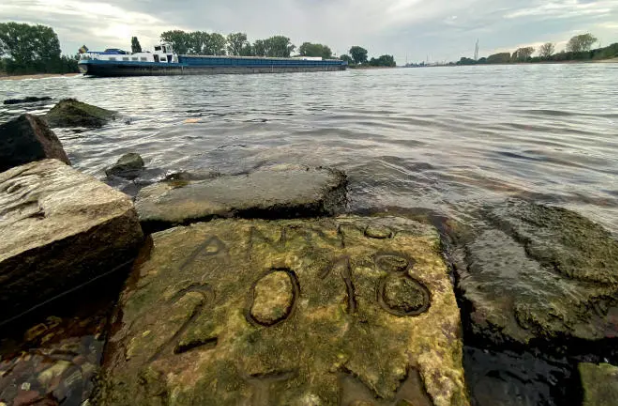 當地時間 2022 年 8 月 17 日，德國沃姆斯，低水位致使岸邊出現了飢餓之石。這塊石頭在 2018 年曾經浮出過水面。   圖:翻攝自彭湃新聞