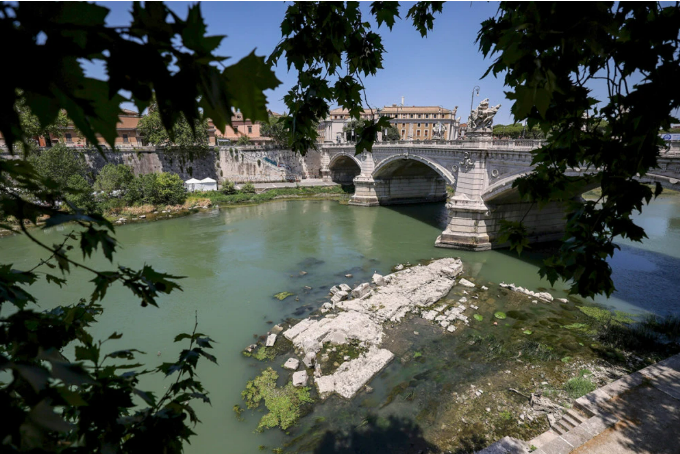 當地時間 2022 年 7 月 6 日，義大利羅馬，台伯河上古橋遺跡出現在羅馬維托里奧·埃馬努埃萊二世大橋旁。   圖:翻攝自彭湃新聞