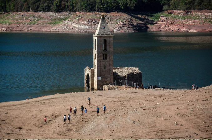 當地時間 2022 年 8 月 8 日，西班牙巴塞羅那北部，浮出水面的教堂遺跡吸引人們前往參觀。   圖:翻攝自彭湃新聞
