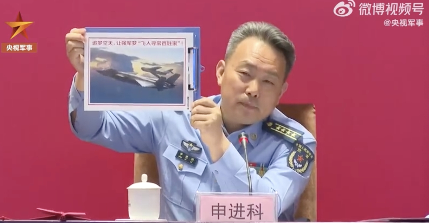 解放軍空軍新聞發言人申進科表示,殲-20、運-20、殲-16等新型戰機將於空軍航空開放活動暨長春航空展進行空中展示。 圖:擷自微博@央視軍事 解放軍空軍新聞發言人申進科表示,殲-20、運-20、殲-16等新型戰機將於空軍航空開放活動暨長春航空展進行空中展示。 圖:擷自微博@央視軍事