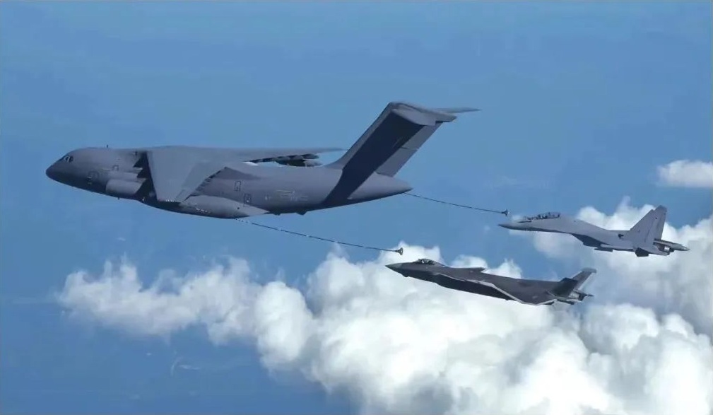中國軍方罕見發布了運油-20、殲-20、殲-16三機的同框照，多任務加油運輸機「運油-20」並將首度公開亮相。   圖：翻攝自 央視軍事（資料照）