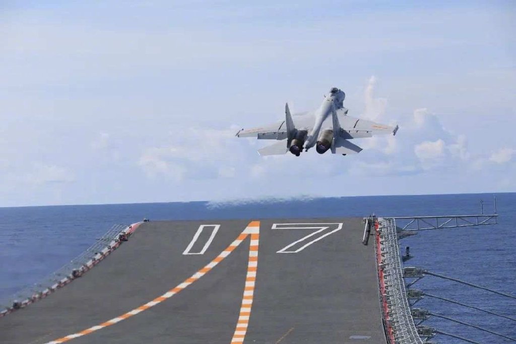解放軍航空母艦「山東號(CV-17)」在南海實戰化訓練，艦載殲-15升空。   圖：翻攝環球時報微博
