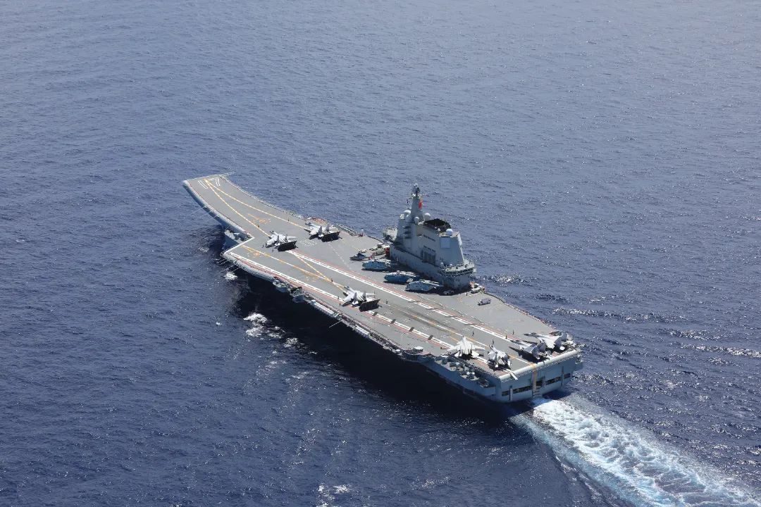解放軍航空母艦「山東號(CV-17)」在南海實戰化訓練，俯視照片卻僅看到甲板上零落散布7架殲-15，曝露艦載機數量可能不足的問題。   圖：翻攝環球時報微博
