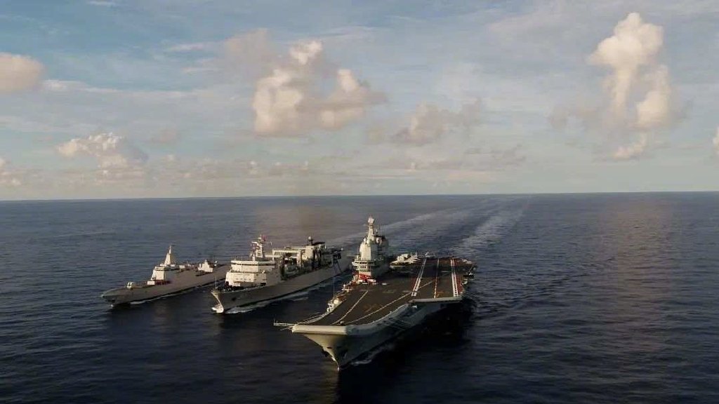 解放軍航空母艦「山東號(CV-17)」在南海實戰化訓練，無意間證實補給作業為航艦戰力最大軟肋。   圖：翻攝環球時報微博