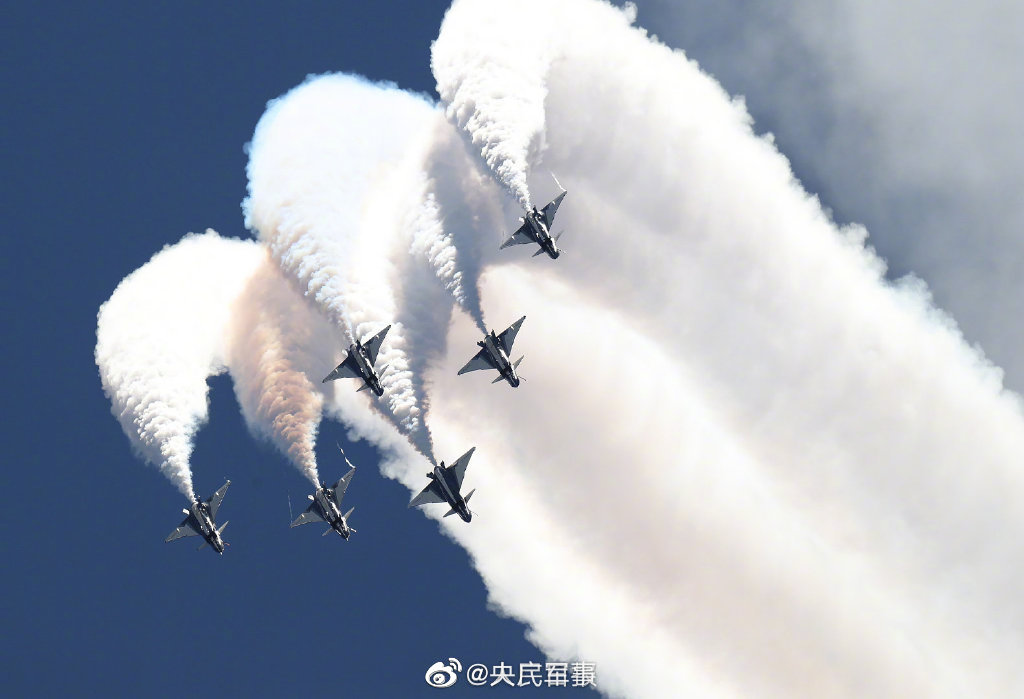2022空軍航空開放活動彩排現場 。「天之翼」飛行表演隊、「紅鷹」飛行表演隊、「八一」跳傘隊和「藍鷹」跳傘等都在現場展示各自表演，殲-20、運-20也紛紛亮相。   圖：翻攝自央視軍事