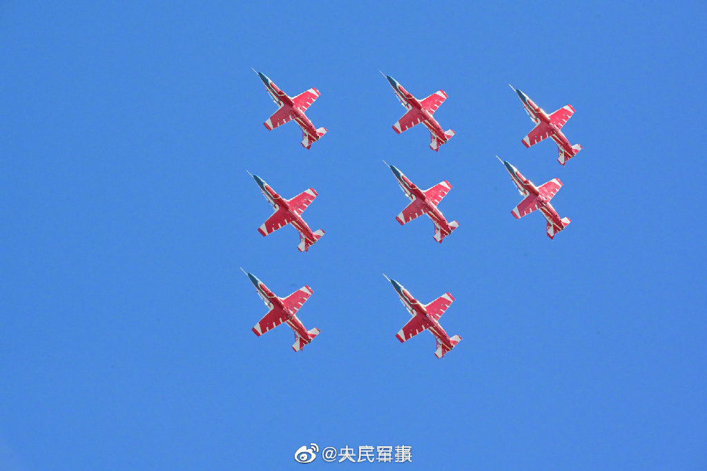 2022空軍航空開放活動彩排現場 。「天之翼」飛行表演隊、「紅鷹」飛行表演隊、「八一」跳傘隊和「藍鷹」跳傘等都在現場展示各自表演，殲-20、運-20也紛紛亮相。   圖：翻攝自央視軍事
