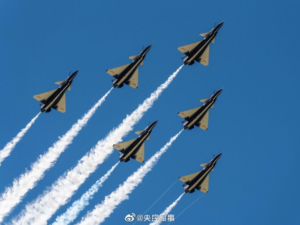 2022空軍航空開放活動彩排現場 。「天之翼」飛行表演隊、「紅鷹」飛行表演隊、「八一」跳傘隊和「藍鷹」跳傘等都在現場展示各自表演，殲-20、運-20也紛紛亮相。   圖：翻攝自央視軍事