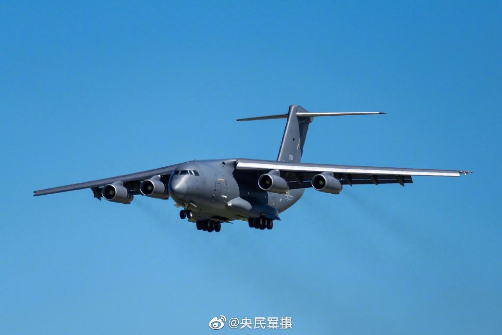 2022空軍航空開放活動彩排現場 。「天之翼」飛行表演隊、「紅鷹」飛行表演隊、「八一」跳傘隊和「藍鷹」跳傘等都在現場展示各自表演，殲-20、運-20也紛紛亮相。   圖：翻攝自央視軍事