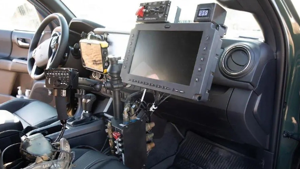 VAMPIRE 反無人機系統裝置在車內的內控設備。 圖 : 翻攝自militaryleak.com VAMPIRE 反無人機系統裝置在車內的內控設備。 圖 : 翻攝自militaryleak.com