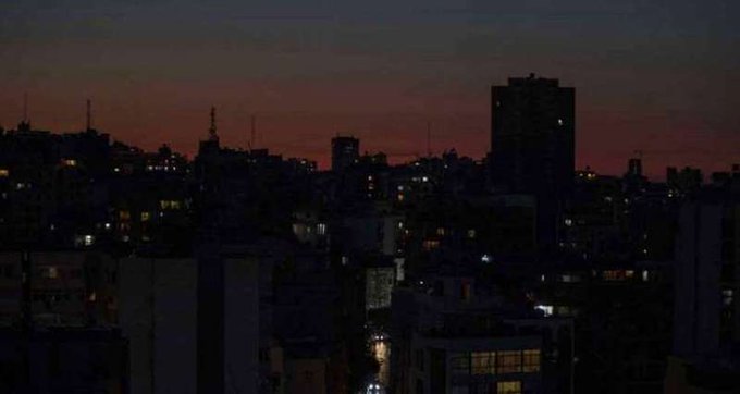 黎巴嫩國營電力公司因柴油庫存耗盡，宣布將於 26 日中午起暫停供應全國電力。   圖：翻攝自推特@Hashtagelyoum