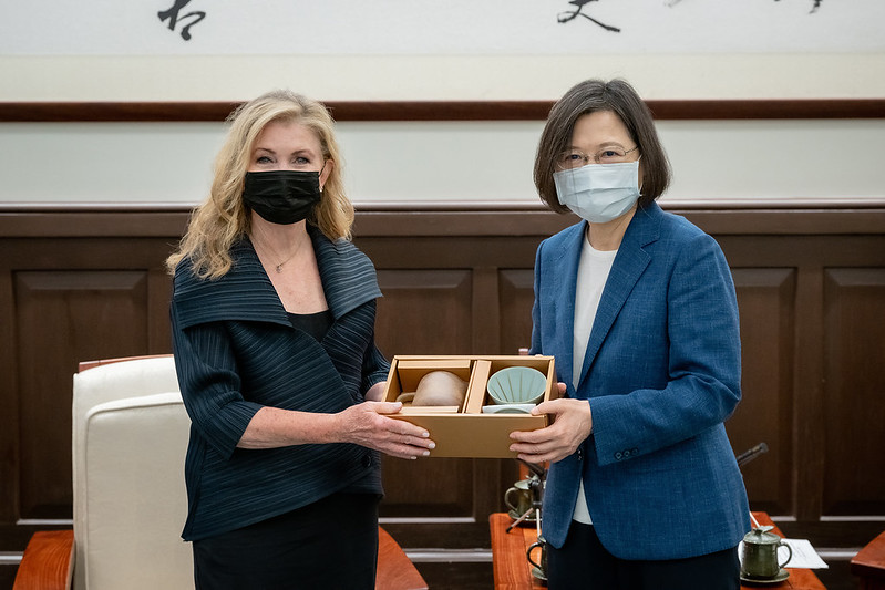 總統蔡英文 26 日在總統府接見美國聯邦參議員布蕾波恩（Marsha Blackburn, R-TN）訪團。   圖：總統府提供（資料照）