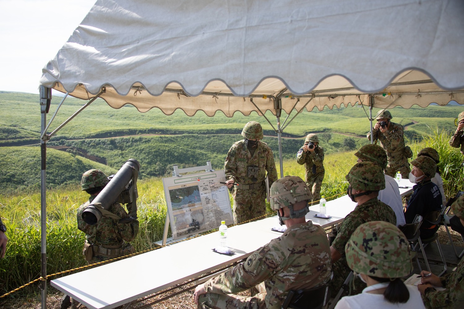 東方之盾訓練演習中，日本陸上自衛隊成員向美國陸軍和日本陸上自衛隊領導層展示了 01 反坦克導彈發射器的能力。   圖：翻攝自OrientShield臉書