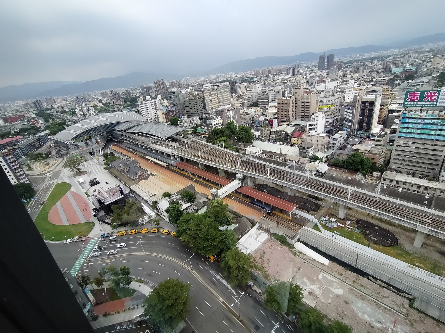 從飯店高樓層可以鳥瞰台中車站。唐復年/攝