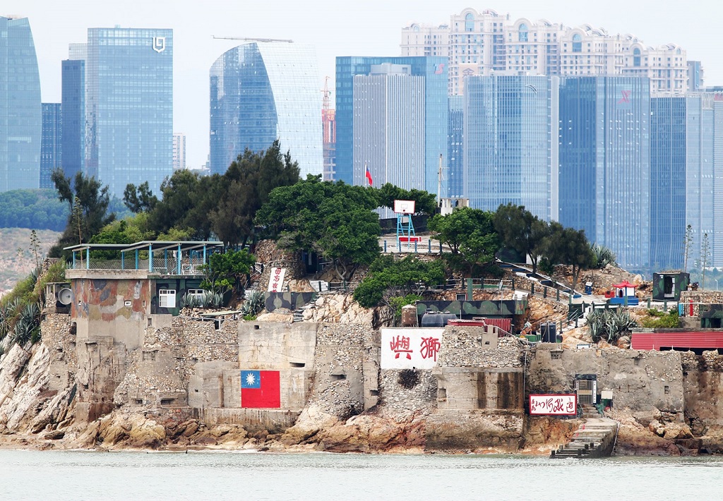 金門獅嶼再傳中國無人機襲擾。背景為中國廈門市。   圖：翻攝易遊網