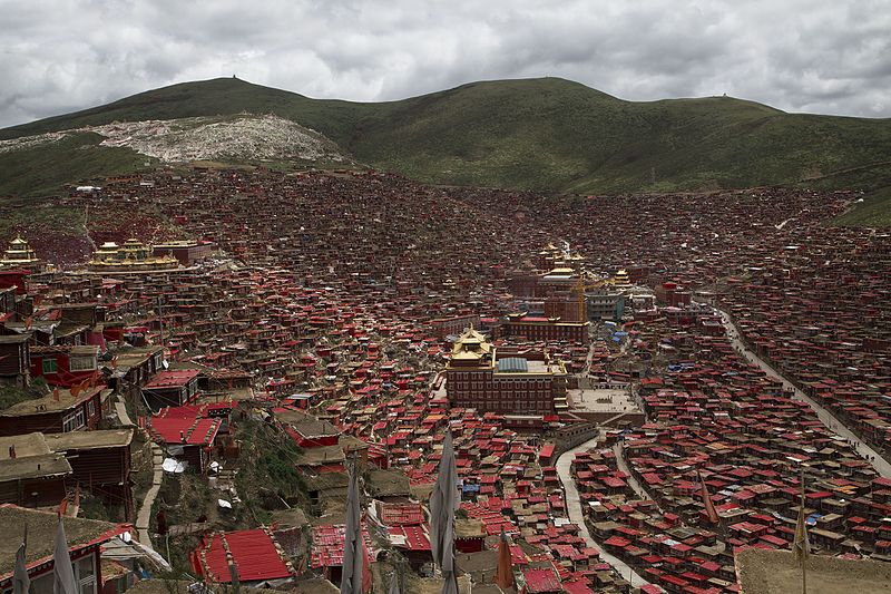 西藏色達喇榮五明佛學院是世界上最大的藏傳佛學院，高峰期僧侶及學員多達3萬人。   圖：翻攝維基網站