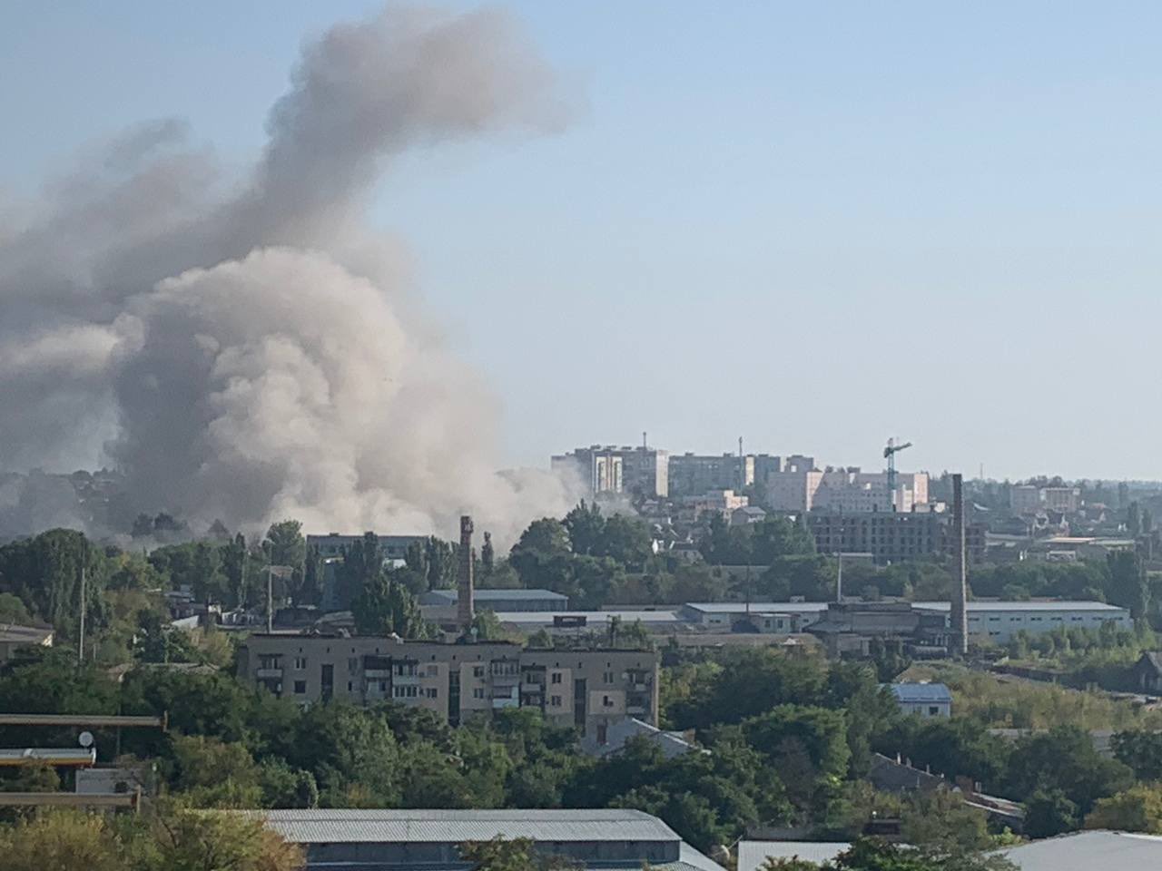 乌克兰民众在 8 月 29 日上午拍下赫尔松地区衝突下的爆炸浓烟。   图: 翻摄自 @bayraktar_1love 推特 