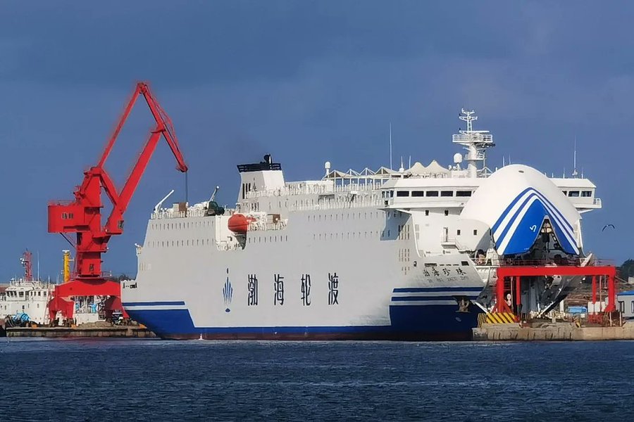 中國「渤海輪渡」集團旗下7艘大型「客滾輪船」，離開原本運行的黃海海域向南行駛，推測可能是要參加解放軍在台灣海峽進行的軍事演習行動。   圖：翻攝Thomas Shugart推特