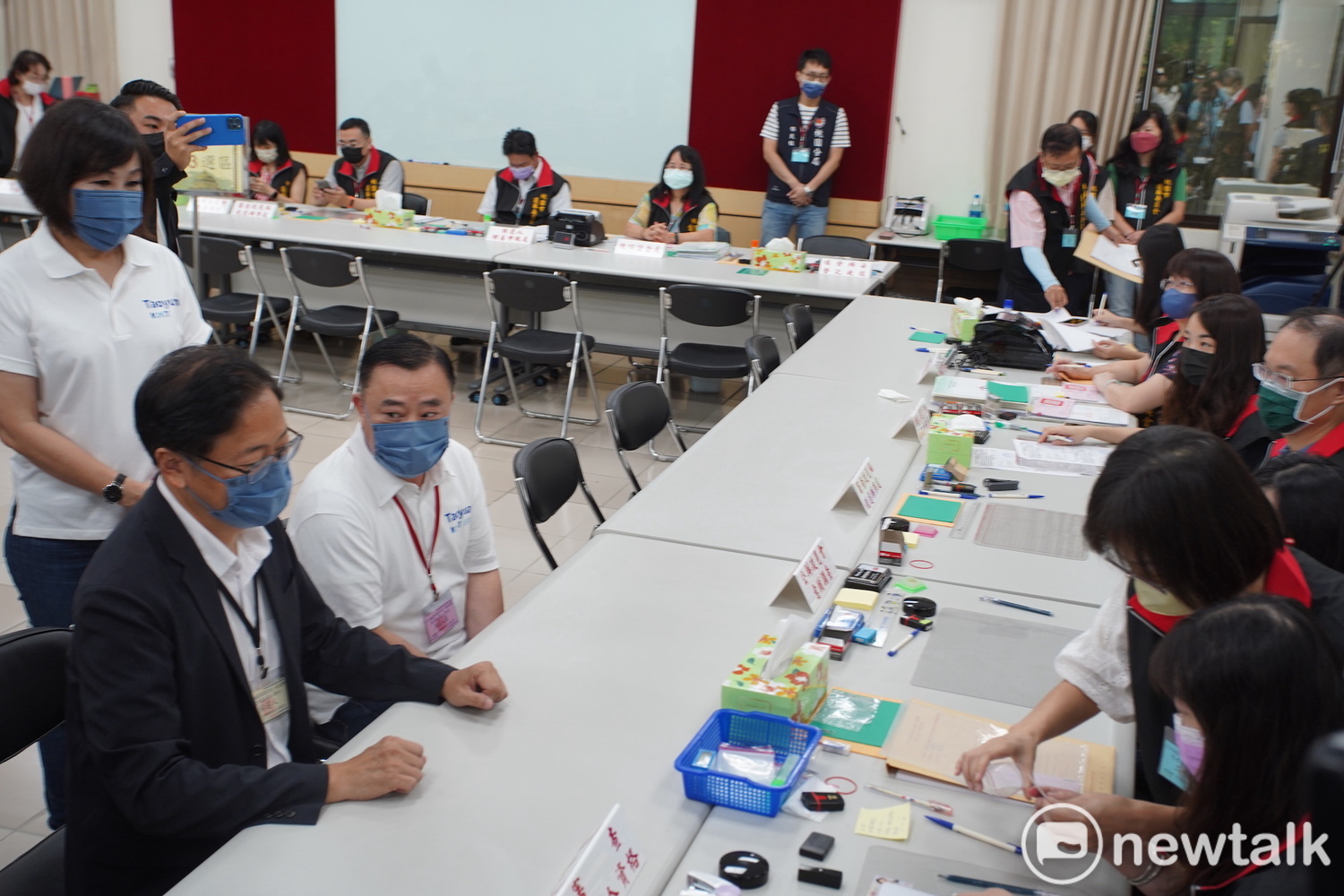 張善政由邱奕勝、呂玉玲、羅智強陪同完成登記參選。 圖：林昀真/攝